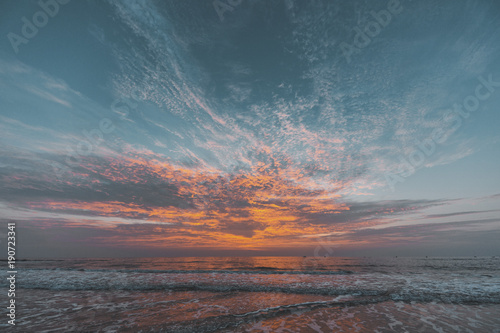 Sonnenuntergang Himmel am Goa Strand in Indien