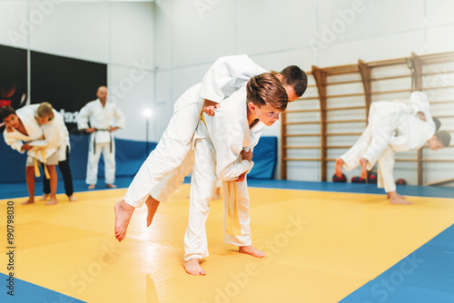 Judo dla dzieci, młodzi bojownicy na treningu, samoobrona