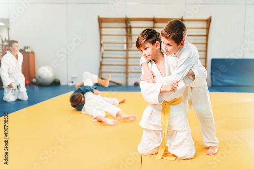 Chłopcy w walkach w kimono, trening judo dla dzieci