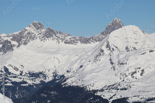 Skitourenparadies Bivio Blick von Crap da Radons 2370m auf Piz Mitgel 3158m, Tinzenhorn 3173m und Pizza Grossa 2938m.