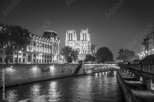 Cathédrale Notre-Dame de Paris sur la Seine en Noir et Blanc, Ile de France, France