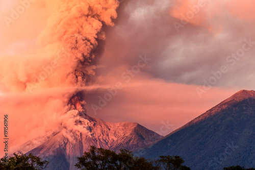 Wulkan Fuego wybucha o świcie, w pobliżu Antigua w Gwatemali