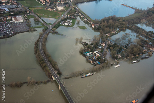 Vue aérienne des inondations sur la Seine à l'ouest de Paris près de Meulan en Yvelines