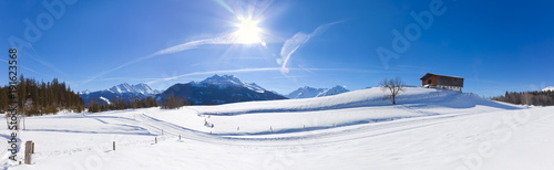 Winterpanorama im Salzburger Land in den Kitzbühler Alpen (Mooralm) mit Langlaufloipe
