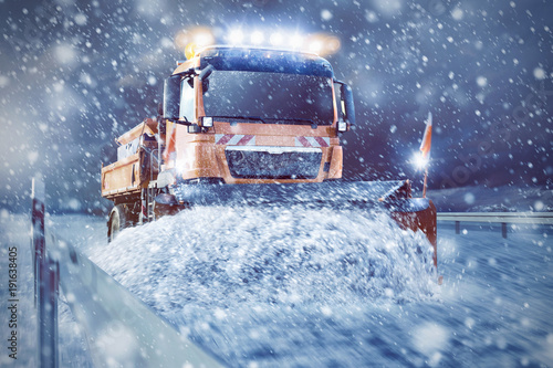 Professioneller Schneepflug auf der Straße