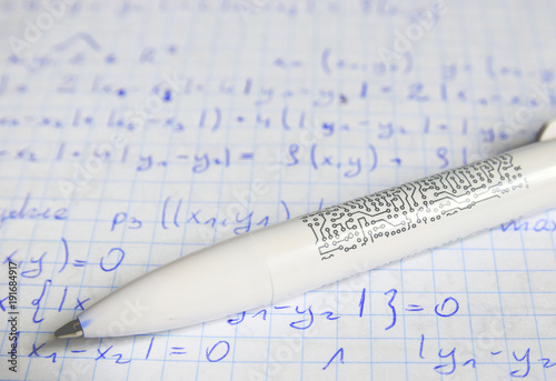 Długopis na tle równania matematycznego