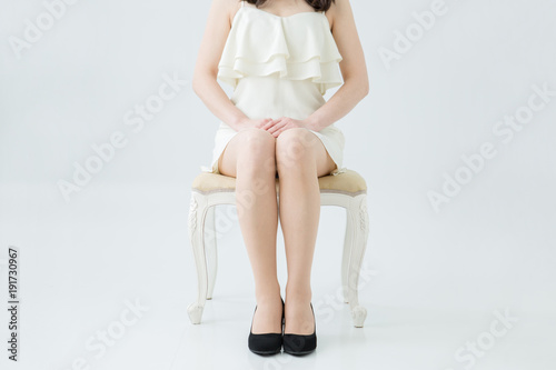 椅子に座る女性 