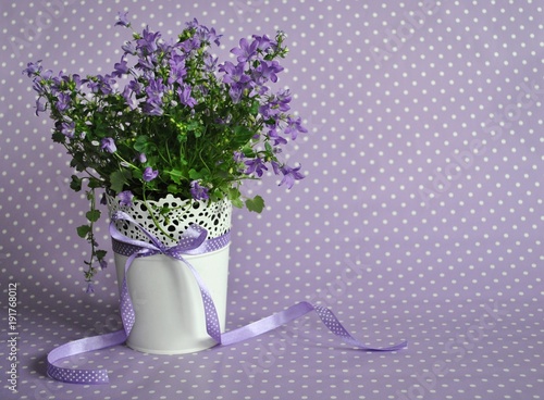 Bukiet fioletowych kwiatów na fioletowym tle