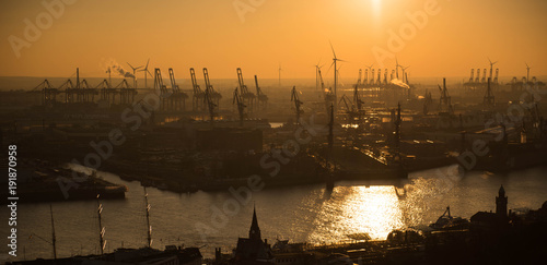 Hafen Hamburg bei Sonnenuntergang