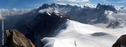 Alpiniści na Aiguille du Midi - szczyt w Alpach w masywie Mont Blanc