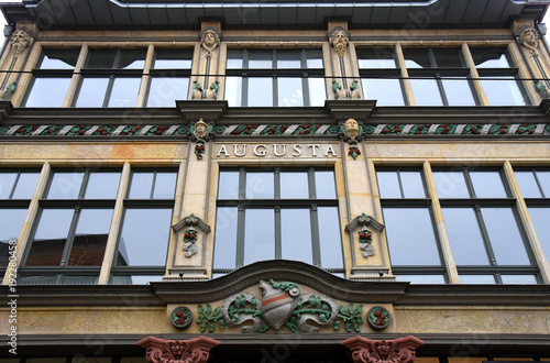 Historische Fassade des Augusta-Hauses am Hirschgarten