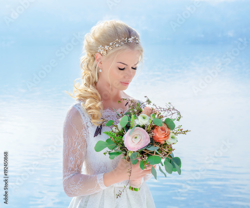 Junge Frau im Hochzeitskleid, Hochzeit, Braut - Hochzeitsfrisur & Makeup