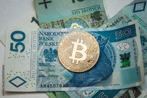 Złoty Bitcoin na polskich banknotach