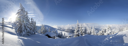 Tief verschneite Hütte am Grießenkar in Flachau Wagrain