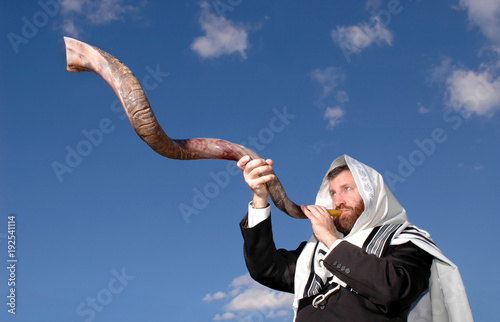 Man blowing Yemenite shofar