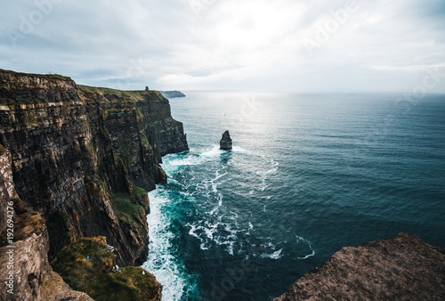 Stos morski wyróżnia się od Irish Cliffs of Moher