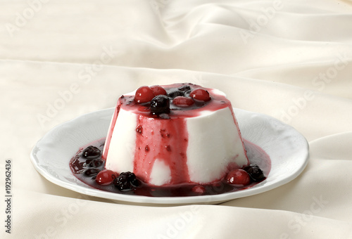 Dessert, panna cotta con frutti di bosco