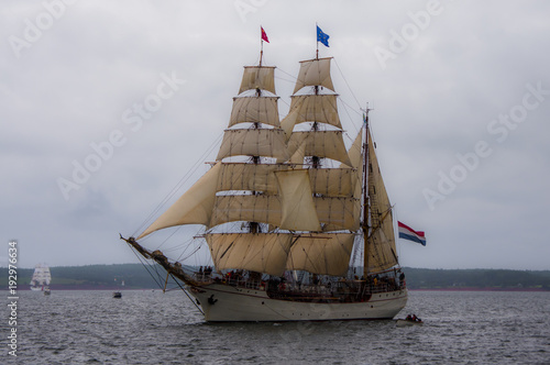 Grand voilier arrivant au port