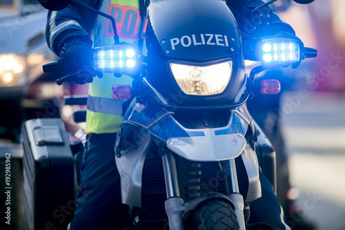 Polizeimotorrad mit Blaulicht im Einsatz 