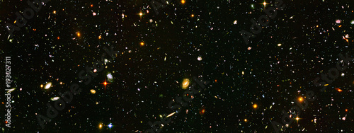 Galaktyki głębokiego pola, elementy tego obrazu dostarczone przez NASA. Wyretuszowany obraz.