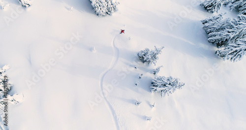 Snowboarder Drone Angle Powder Okazuje Świeży Nietrakowany Mountain Powder Snow Aerial View