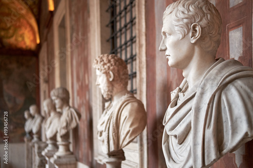 Copie in gesso di busti romani da cortile interno romano