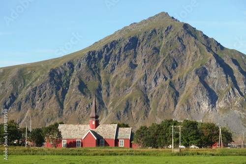 Norweskie wyspy Lofoty - czerwony drewniany kościół u podnóża góry