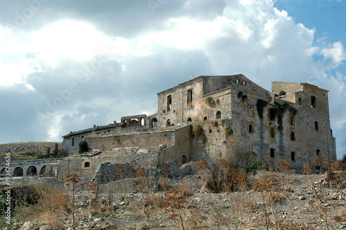 Vestiges d'habitations fortifiées sur la route de Caltanissetta, ciel orageux, Sicile