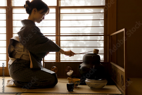 着物の女性 茶道