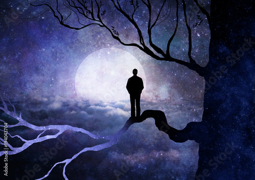 Uomo tra rami di albero che guarda la luna e le stelle dell'universo
