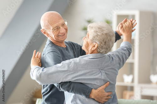 Śliczna starszej osoby para tanczy w domu