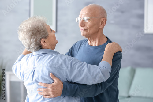 Śliczna starszej osoby para tanczy w domu