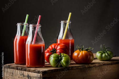 pomidory i sok pomidorowy w butelkach