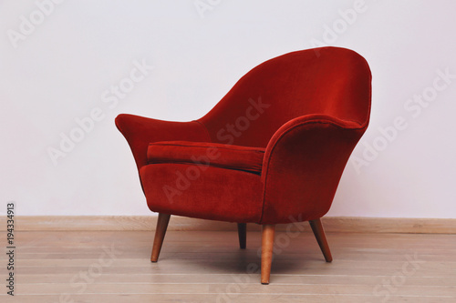 fauteuil velours rouge type crapaud années 1950 