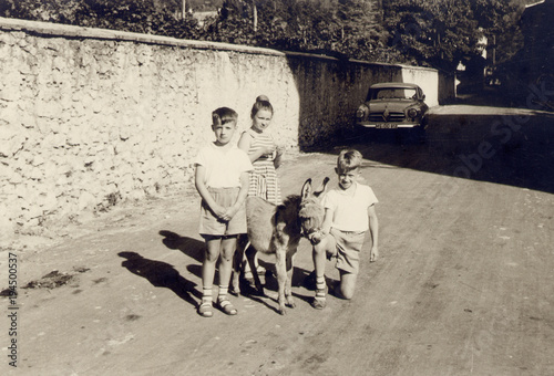 FOTO ANTICA DI BAMBINI CON UN ASINELLO