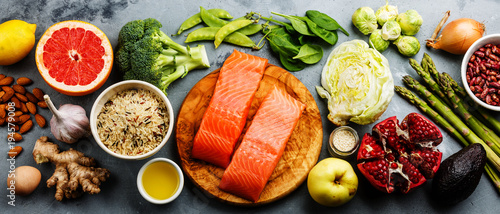 Zdrowe jedzenie czysty wybór jedzenia: ryby, owoce, warzywa, płatki, liść warzyw na szarym tle betonowej kopii przestrzeni