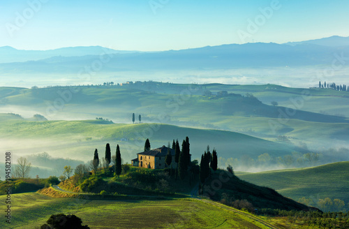 Morgenstimmung in der Toskana, Rollende Hügel mit Nebel, Morgenlicht, Val d’Orcia, Toskana, Italien