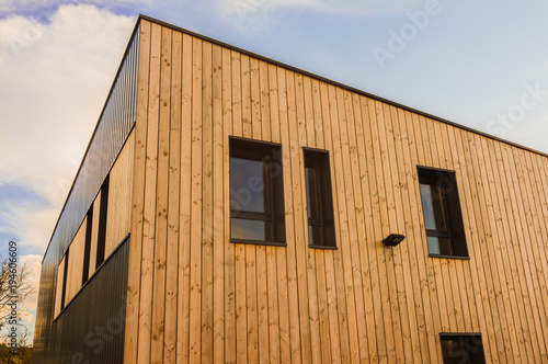 Moderne Holzfassade am Industriegebäude Bürogebäude - Modern wooden facade on the industrial Office building