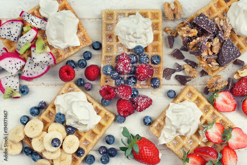 verschiedene Früchte auf goldgelben Waffeln