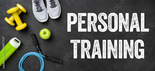 Fitnessausrüstung auf dunklem Hintergrund - Personal Training