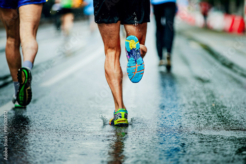 spraye wody spod butów do biegania mężczyzn biegaczy