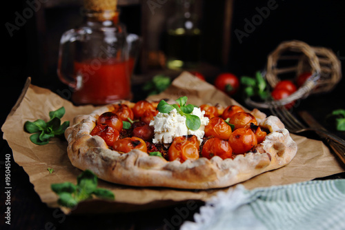 домашняя закрытая пицца с помидорами и сливочным сыром 