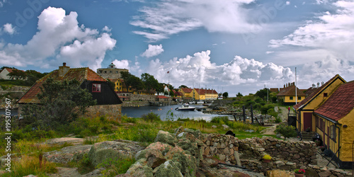 Die kleine Insel Christansoe in der Nähe von Bornholm - Dänemark - Ein Eiland unter wolkigem blauen Himmel