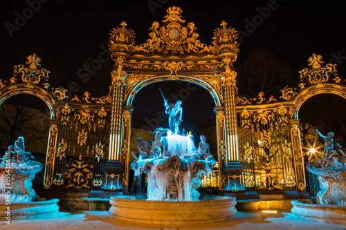 La fontaine de Neptune de la palce Stanislas de Nancy gelée par la glace