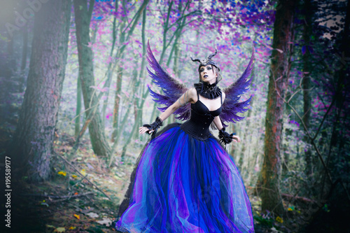 Piękna czarownica, fioletowa kraina fantasy