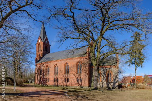 Denkmalgeschützte Stadtpfarrkirche St. Michael in Werneuchen. In den neugotische Backsteinbau wurden Reste einer spätromanischen Feldsteinkirche aus dem 13. Jahrhundert integriert