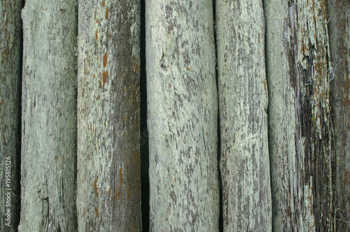 stare drewniane belki równo ułożone obok siebie