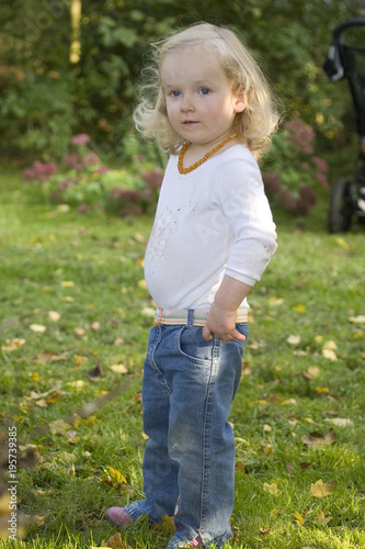 Mädchen steht im Garten