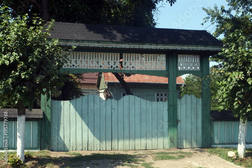 Rumunia, Bukowina - ozdobne tradycyjne drewniane bramy