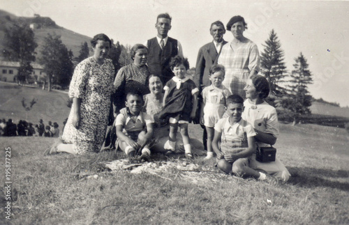 FOTO ANTICA CON GRUPPO DI UOMINI,DONNE E BAMBINI ALL'APERTO